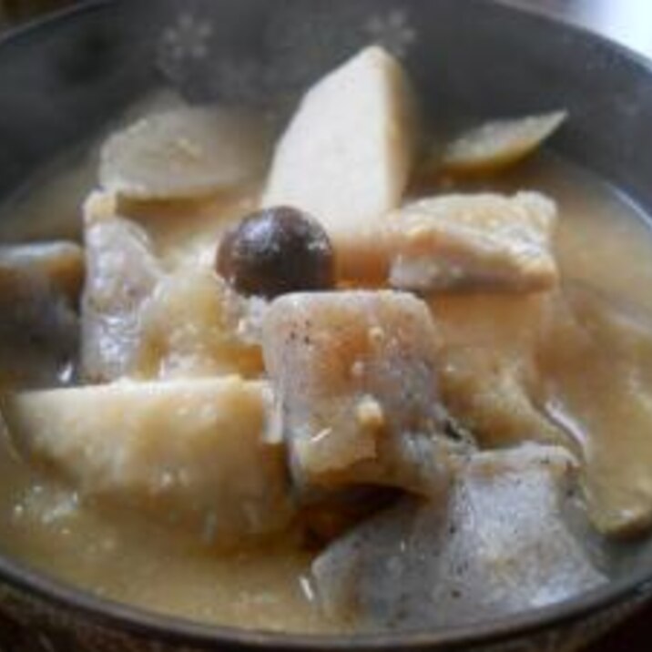 ボリューム満点!厚切り肉で味噌鍋